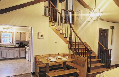 Geneva-on-the-Lake House | 4 BDRM LAKE LODGE, SLEEPS 12, RIGHT IN THE HEART OF THE GOTL STRIP