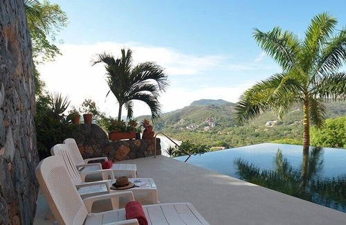 Cerro del Vigia House | 4 Bdrm Waterfront Property Overlooking Playa La Ropa