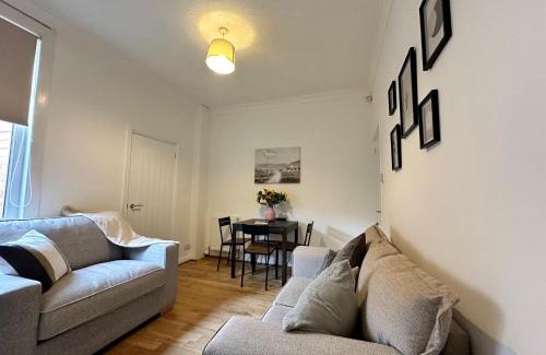 Middlesbrough House | 4 bed 3 bedroom home near Middlesbrough centre