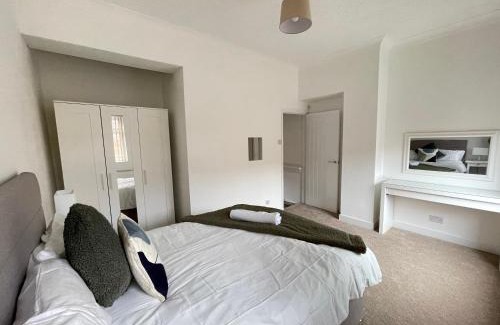 Middlesbrough House | 4 bed 3 bedroom home near Middlesbrough centre