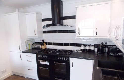 Weymouth House | 4 Bed 4 bath 4 star family town house 80 yds to beach, sky & wifi Recent refurb