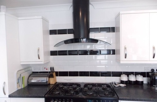 Weymouth House | 4 Bed 4 bath 4 star family town house 80 yds to beach, sky & wifi Recent refurb