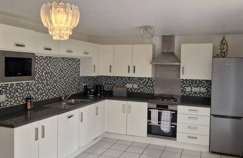 Peterborough House | 4-Bed Charming Pet-Friendly House w/Garden