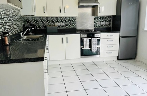 Peterborough House | 4-Bed Charming Pet-Friendly House w/Garden