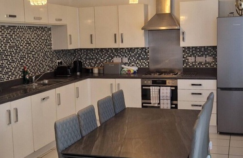 Peterborough House | 4-Bed Charming Pet-Friendly House w/Garden