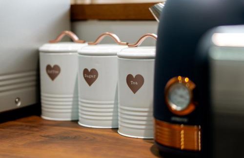 Kettering House | 4 bed family home wifi, netflix, parking, close to wicksteed park