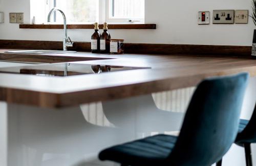 Kettering House | 4 bed family home wifi, netflix, parking, close to wicksteed park