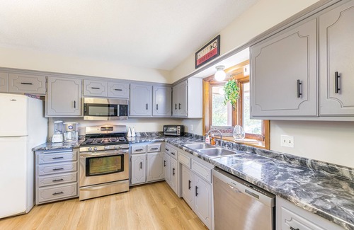 Plymouth House | 4 Bed home near downtown Minneapolis/airport, Views, Near MOA/MSP, quiet area