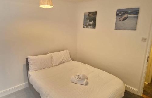 Gillingham House | 4 Bed House - Sleeps 8 - Parking - Wifi