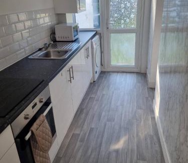 Gillingham House | 4 Bed House - Sleeps 8 - Parking - Wifi