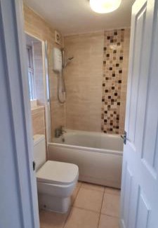 Gillingham House | 4 Bed House - Sleeps 8 - Parking - Wifi