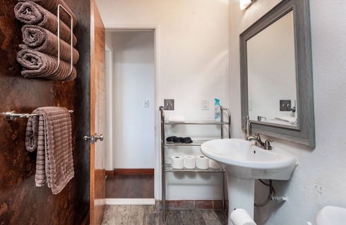 Joshua Tree House | 4 Bed JT Cabin, Spa, AC, Heat, Views, Minutes To Joshua Tree Park