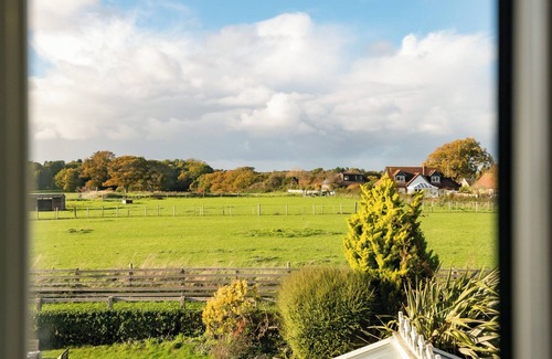 New Forest District Cottage | 4 bedroom accommodation in Tiptoe, near Lymington