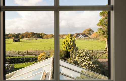 New Forest District Cottage | 4 bedroom accommodation in Tiptoe, near Lymington