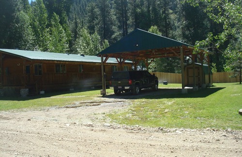 Mountain Home Cabin | 4 bedroom cabin 100 yards from river no smoking no pets