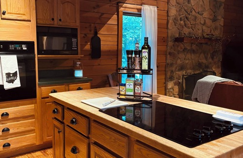 Howard Cabin | 4-bedroom cabin in peaceful Apple Valley with AC, WiFi. Enjoy nature retreat.