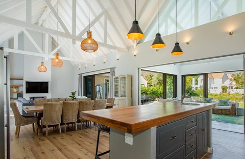 Paarl House | 4 Bedroom home in Boschenmeer Golf Estate