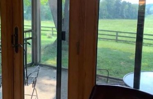 Granville House | 4-bedroom home on farm 5-minutes to Denison/Granville