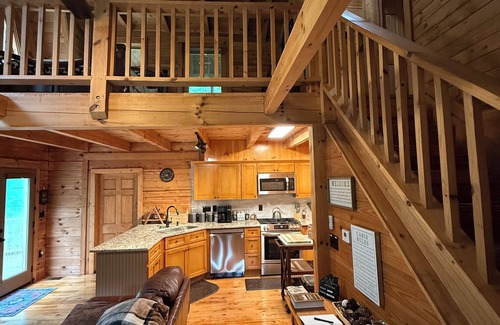 Senoia Cabin | 4-bedroom log cabin in charming Senoia with AC, WiFi. Enjoy a cozy retreat.