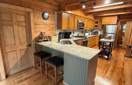 Senoia Cabin | 4-bedroom log cabin in charming Senoia with AC, WiFi. Enjoy a cozy retreat.