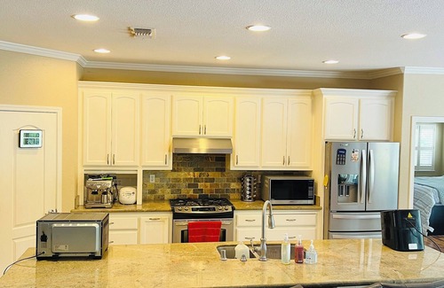 Sacramento Resort | 4-bedroom resort charming, Sacramento WiFi, AC, swimming pool, freeway intersect