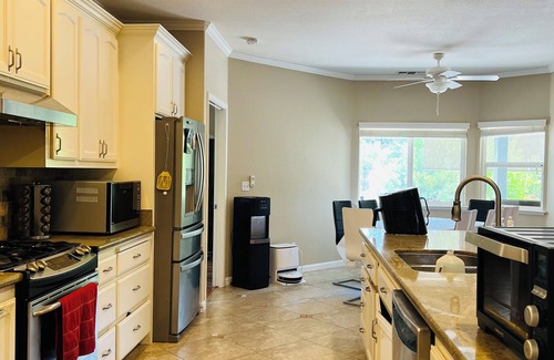 Sacramento Resort | 4-bedroom resort charming, Sacramento WiFi, AC, swimming pool, freeway intersect