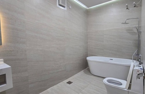 Ras Al Khaimah Resort | 4-bedroom resort in enchanting Kadrah with WiFi, AC