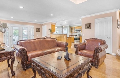 Riverside Apartment | 4 Bedroom Single family L-594199 by Houzlet