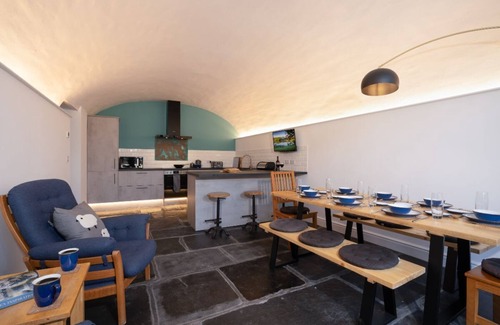 Waterhead House | 4 Bedroom Waterhead Range Cottage by LetMeStay