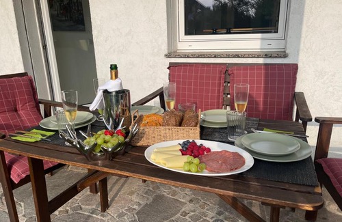 Unterrath Apartment | 4 bedrooms, 2 bathrooms, kitchen, terrace - 10 min to fairground