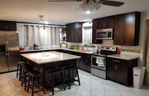 Lake Magdalene House | 4 Bedrooms 3000 sqf Pool Home - Jetted Tub & Rain Shower in Master Bathroom