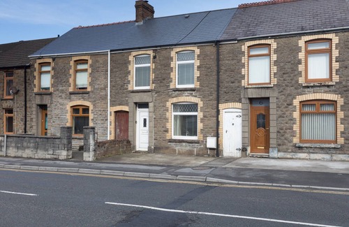 Llwchwr House | 4-Bedrooms, Parking, Courtyard, TV's In All Rooms!