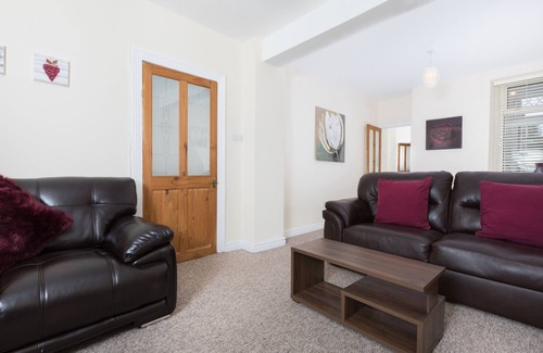 Llwchwr House | 4-Bedrooms, Parking, Courtyard, TV's In All Rooms!