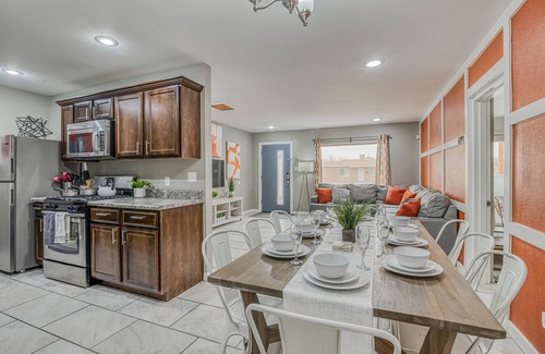 Biggs Field House | 🌞4 bedrooms WITH KING BEDS by the AIRPORT with REFRIGERATION & WIFI