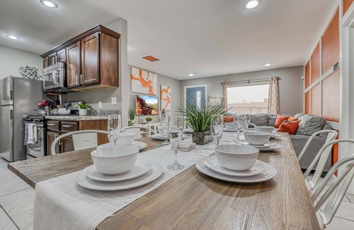 Biggs Field House | 🌞4 bedrooms WITH KING BEDS by the AIRPORT with REFRIGERATION & WIFI