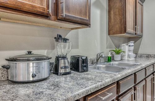 Biggs Field House | 🌞4 bedrooms WITH KING BEDS by the AIRPORT with REFRIGERATION & WIFI