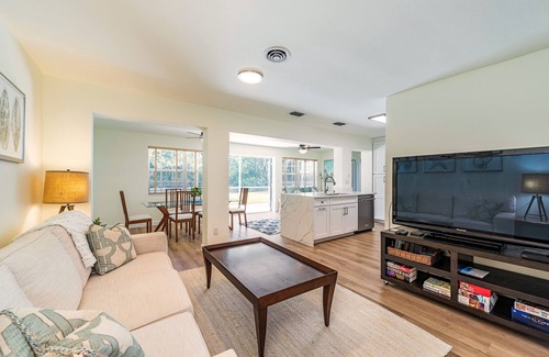 Coquina Sands House | 4 blocks to the Lowdermilk beach. Walk to movie theatre, mall and grocery store