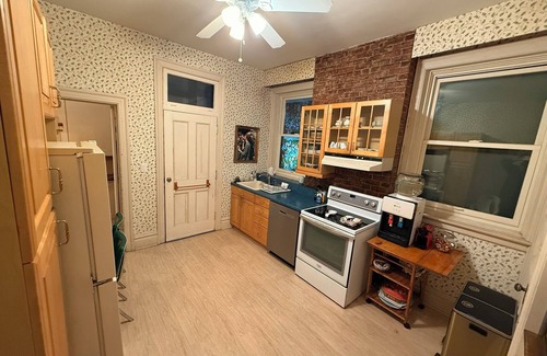 Shadyside House | 4 br 2 baClassical Victorian Home Off Walnut Street in Shadyside Pittsburgh