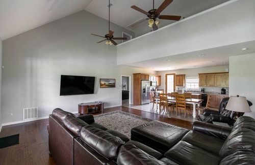 Normandy House | 4 BR Ranch Stay on the Duck River with Ponds HS#3