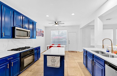 South Arlington House | 4 BR w/ Pool 10 min to Six flags