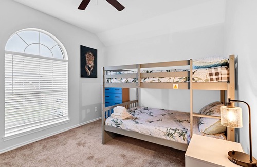 South Arlington House | 4 BR w/ Pool 10 min to Six flags