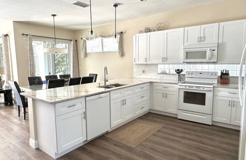 Sunset Lakes House | 4 BR W/Private Pool, Game Room & Wireless Internet