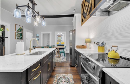 Garner House | 4 BRs/3 Full Baths - Stroll to Coffee, Bakery, Wine Bar - Downtown Garner