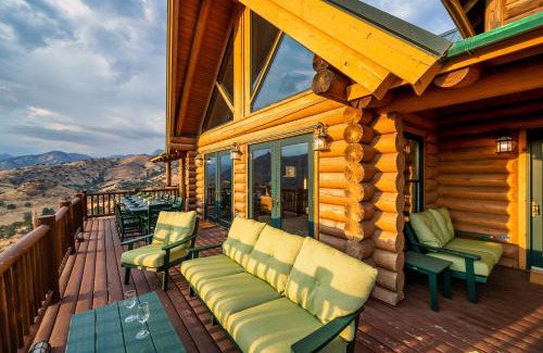 Three Rivers House | 4 Kings Log Cabin 150 Acres Spectacular Views