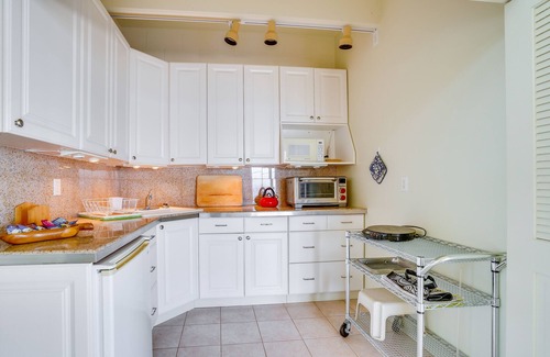 Diamond Head - Kapahulu - St. Louis Apartment | 4 Mi to Beaches: Honolulu Hideaway w/Views!