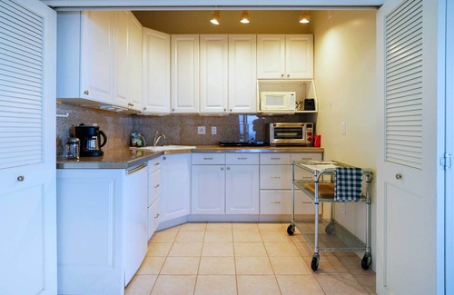 Diamond Head - Kapahulu - St. Louis Apartment | 4 Mi to Beaches: Honolulu Hideaway w/Views!