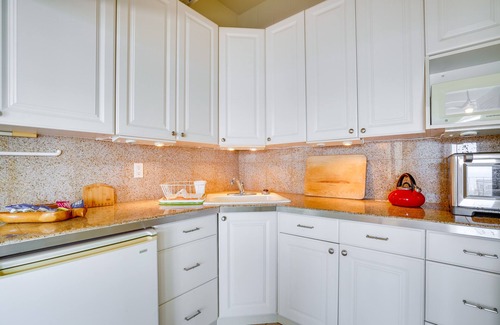 Diamond Head - Kapahulu - St. Louis Apartment | 4 Mi to Beaches: Honolulu Hideaway w/Views!