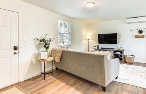 Fayetteville House | 4 Mi to Dtwn Dog-Friendly Fayetteville Home