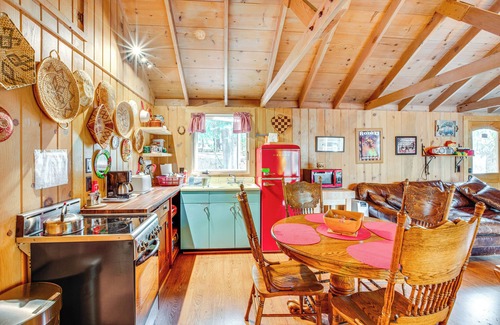 South Lake Tahoe Cabin | 4 Mi to Lake Tahoe: Cozy Cabin w/Deck!