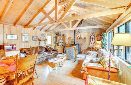 South Lake Tahoe Cabin | 4 Mi to Lake Tahoe: Cozy Cabin w/Deck!